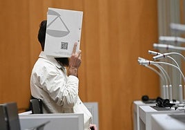 Suleiman Ataee, condenado este martes por el atentado de Mannheim, oculta su rostro al conocer la sentencia.
