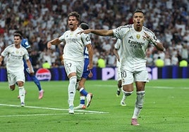 Kylian Mbappé, con Asencio y Brahim en segundo plano, celebra su segundo gol al Marsella.