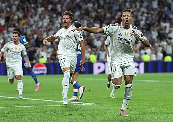 Kylian Mbappé, con Asencio y Brahim en segundo plano, celebra su segundo gol al Marsella.