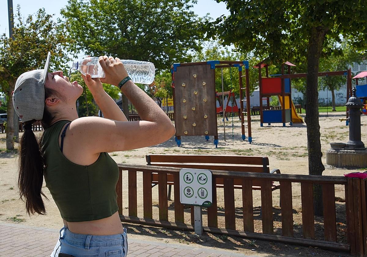 Una joven se refresca en un parque de Cataluña.