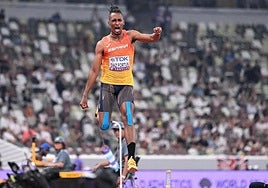 Jordan Díaz se duele en el único intento en triple salto que ha podido hacer.