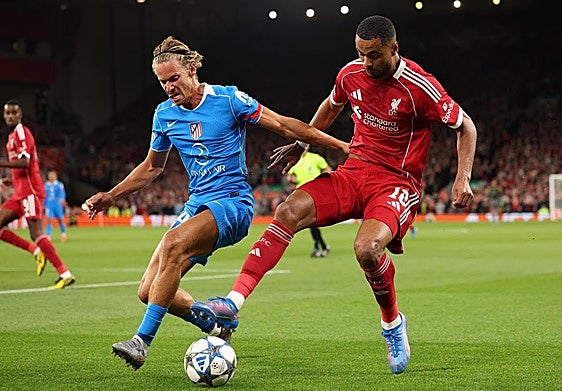 Así hemos narrado al derrota 'in extremis' del Atlético en Anfield