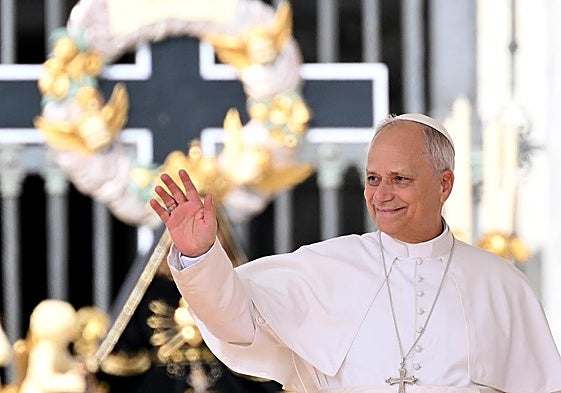 El Papa León XIV saluda en la Plaza de San Pedro el 17 de septiembre de 2025.