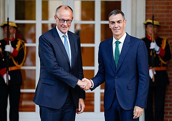 El canciller alemán, Friedrich Merz, y el presidente del Gobierno español, Pedro Sánchez, este jueves en el Palacio de la Moncloa.