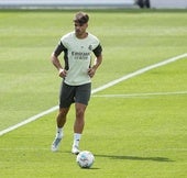 Raúl Asencio, entrenando con el Real Madrid