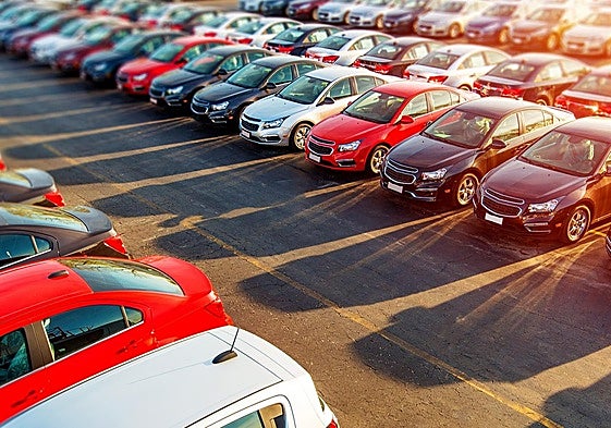 Cada vez hay más elécrtricos, pero el aprque automovilístico es más viejo