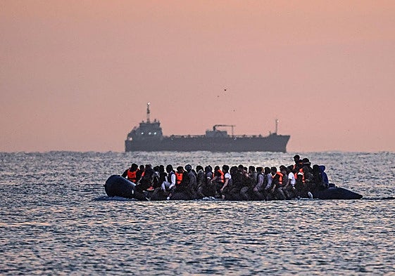 Una embarcación con migrantes deja atrás la costa francesa con destino al Reino Unido.