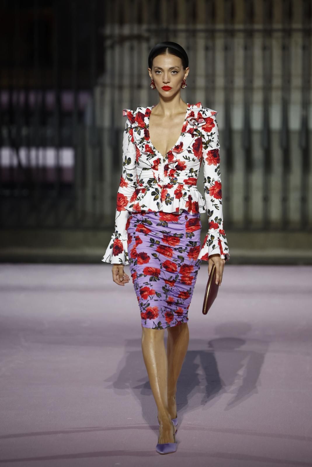 Flores y volantes son parte del repertorio de guiños a España en la colección Primavera-Verano 2026 de Carolina Herrera.