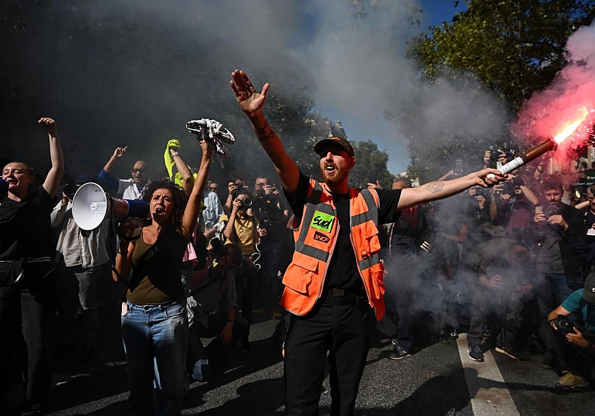Un grupo de manifestantes se manifiesta en Marsella contra los recortes.