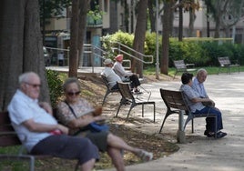 Varias personas en un parque de Barcelona.