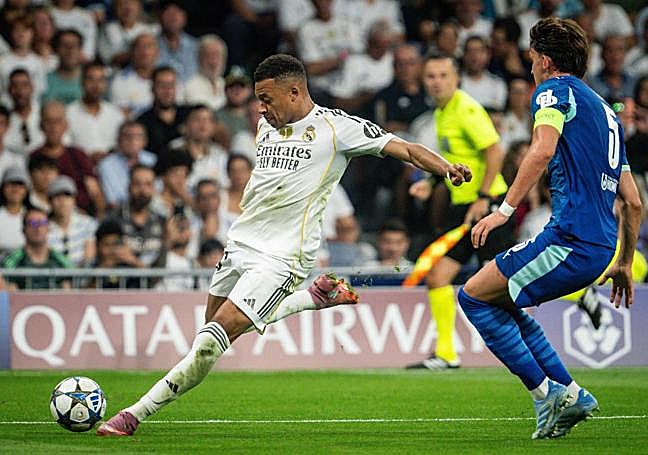 Mbappe se dispone a chutar en el partido de esta semana contra el Olympique.