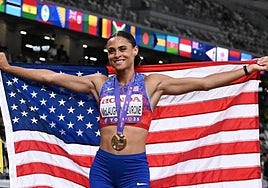 Sydney McLaughlin celebra su oro mundialista en los 400 metros.