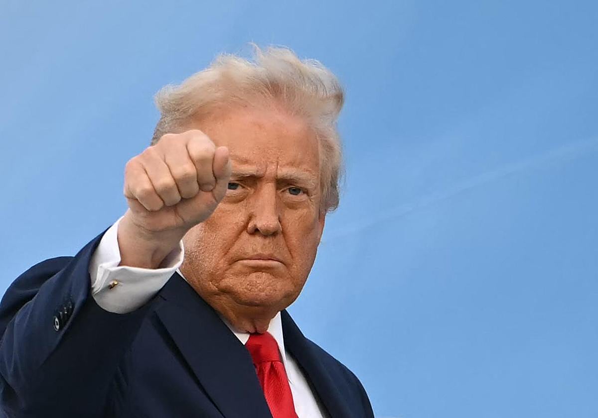 Donald Trump hace un gesto de saludo al poner fin este jueves a su visita oficial al reino Unido.