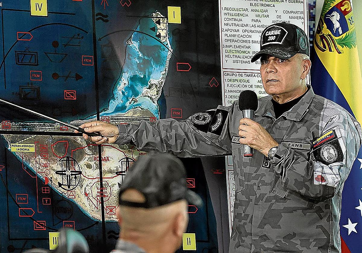 Vladímir Padrino López, ministro venezolano de Defensa, señala un mapa durante un encuentro con militares en Caracas.