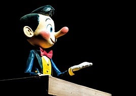 Así se crea una mentira convincente en ocho pasos (y por qué no debes tocarte la cabeza al soltarla)