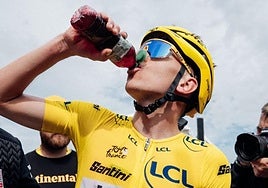 Pogacar bebe zumo de cereza al acabar una etapa del Tour.
