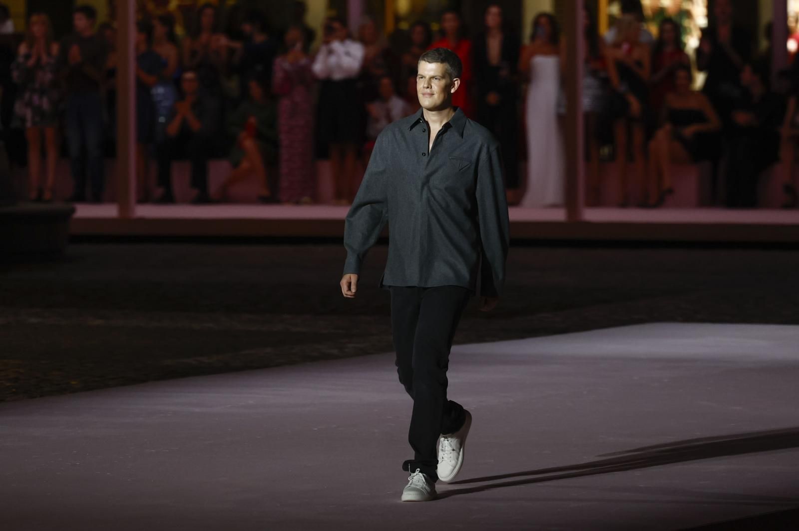 Wes Gordon, director creativo de Carolina Herrera, saluda tras el desfile. 