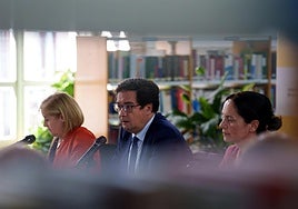 El ministro para la Transformación Digital y de Función Pública, Óscar López, acompañado por la directora general de Función Pública, María Isabel Borrás, la secretaria de Estado de función Pública, Clara Mapelli Marchena.