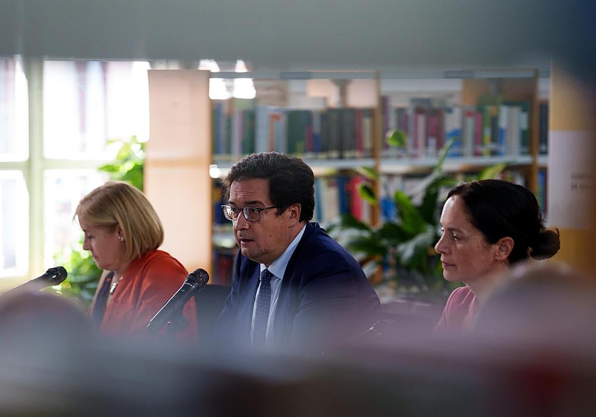 El ministro para la Transformación Digital y de Función Pública, Óscar López, acompañado por la directora general de Función Pública, María Isabel Borrás, la secretaria de Estado de función Pública, Clara Mapelli Marchena.