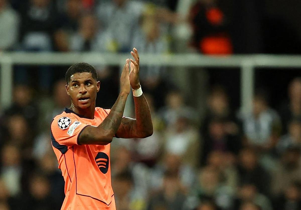 Rashford aplaude tras ser cambiado en St James' Park.