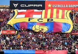 Los aficionados desplegan en la grada una gran bandera del Barça