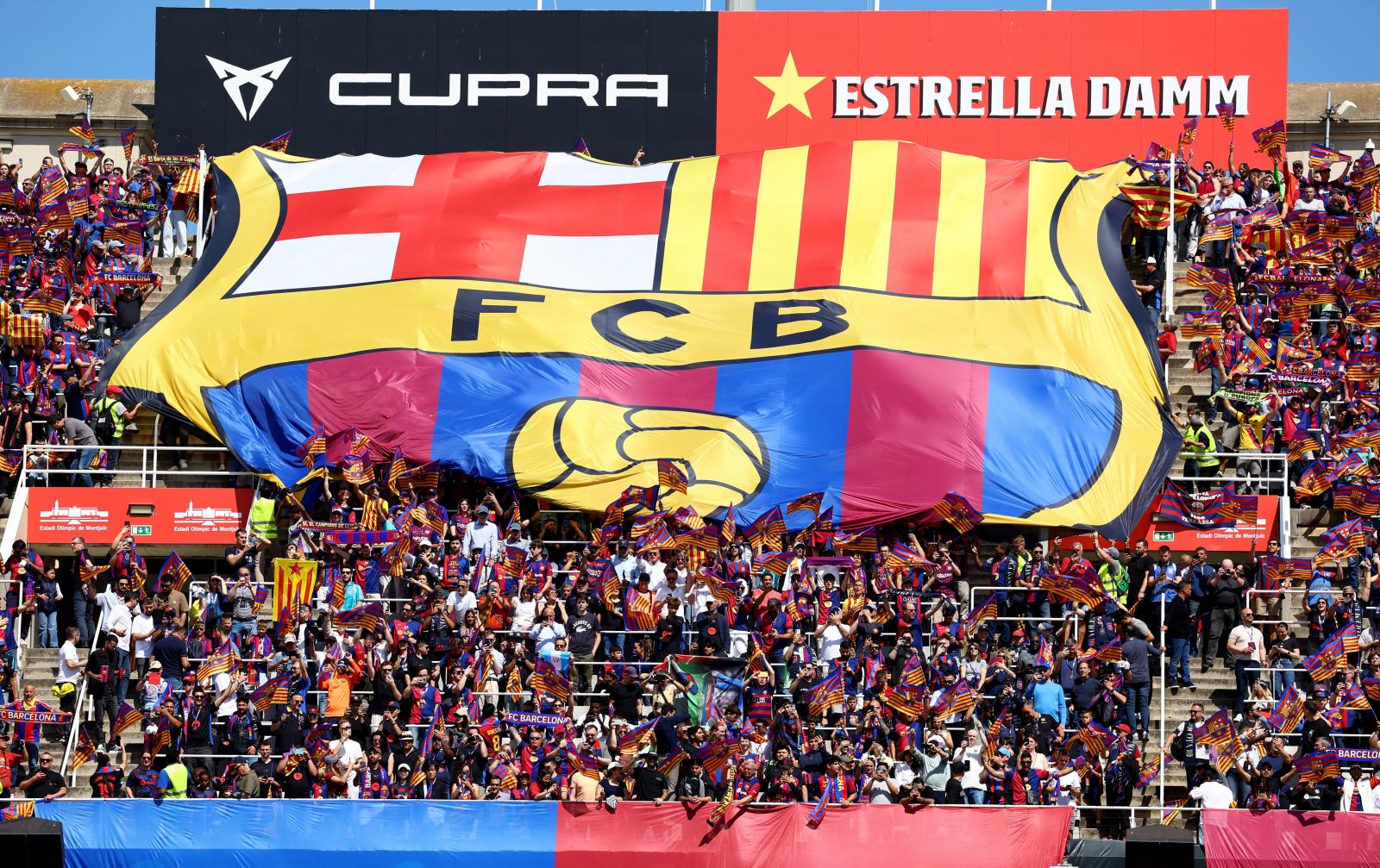 Los aficionados desplegan en la grada una gran bandera del Barça