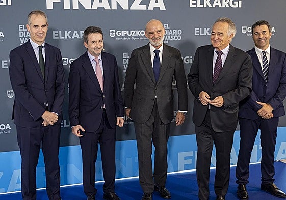 De isquierda a derecha: El director general de Elkargi, Zenón Vázquez, el consejero delegado de Repsol, Josu Jon Imaz, y el presidente de CIE Automotive (2d), Antón Pradera, entre otras personalidades