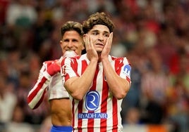 Julián Álvarez se lamenta durante un partido.