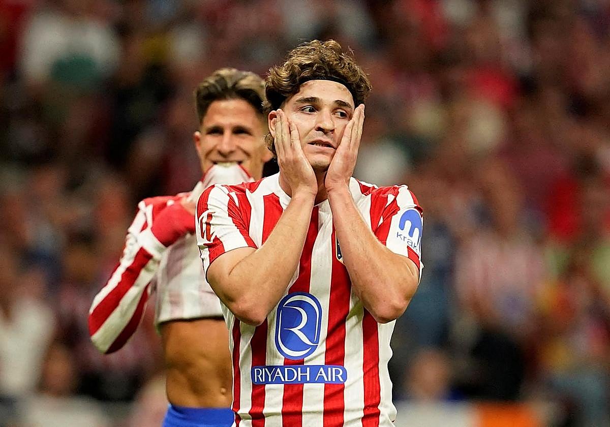 Julián Álvarez se lamenta durante un partido.