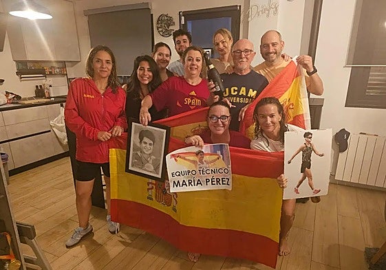 Familiares y amigos de María Pérez, en su casa durante la fiesta por su nuevo título.