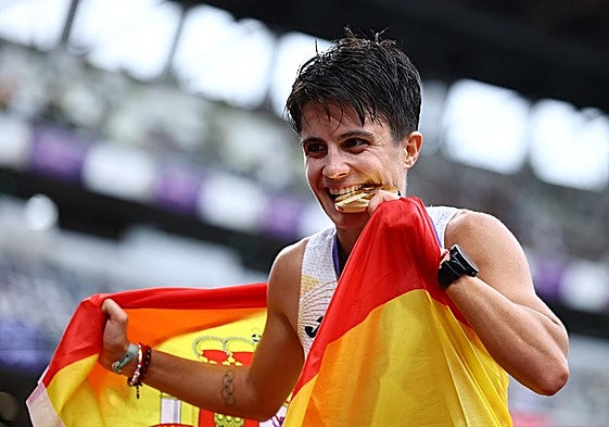 María Pérez festeja satisfecha su triunfo en la prueba mundial de los 20 kilómetros marcha.