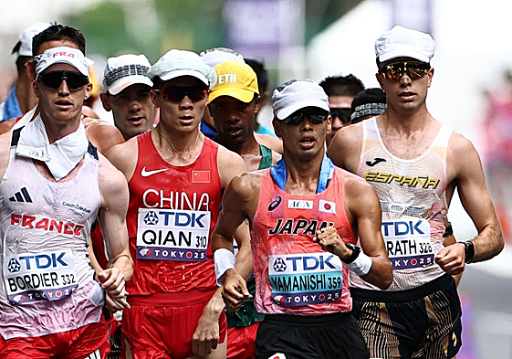 McGrath, al la derecha del grupo durante la competición