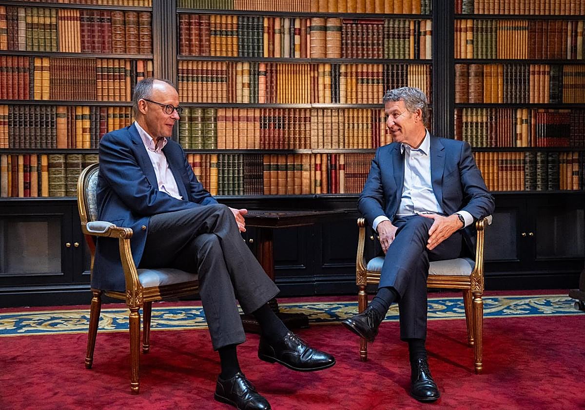 El canciller alemán, Friedrich Merz (i) y el presidente del Partido Popular, Alberto Núñez Feijóo