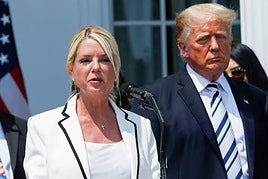 La fiscal general Pam Bondi y el presidente Donald Trump en una rueda de prensa.