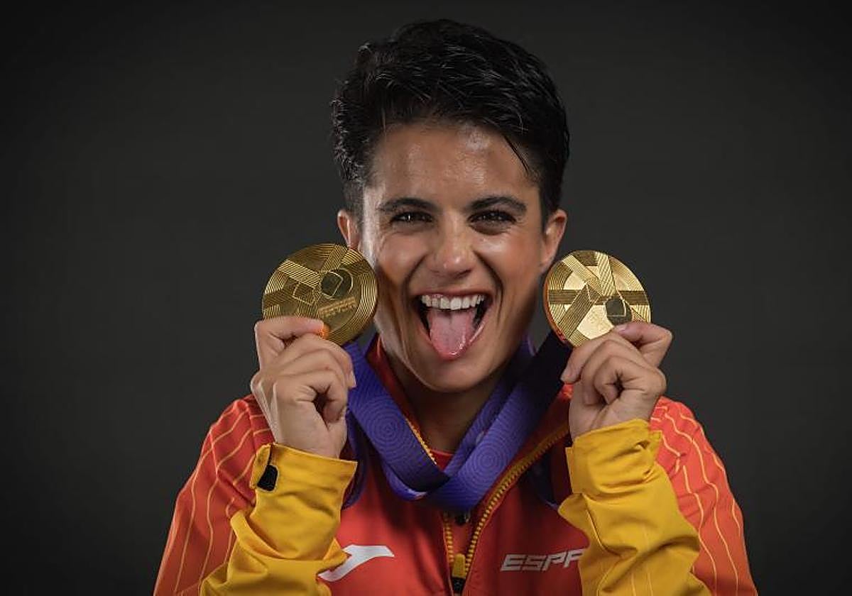 maría pérez, con sus dos medallas de oro de los Mundiales de atletismo.