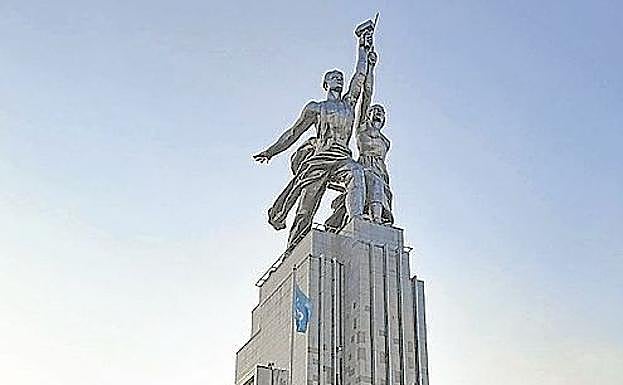 La famosa estatua del 'Obrero y la koljosiana', obra de Vera Mújina.