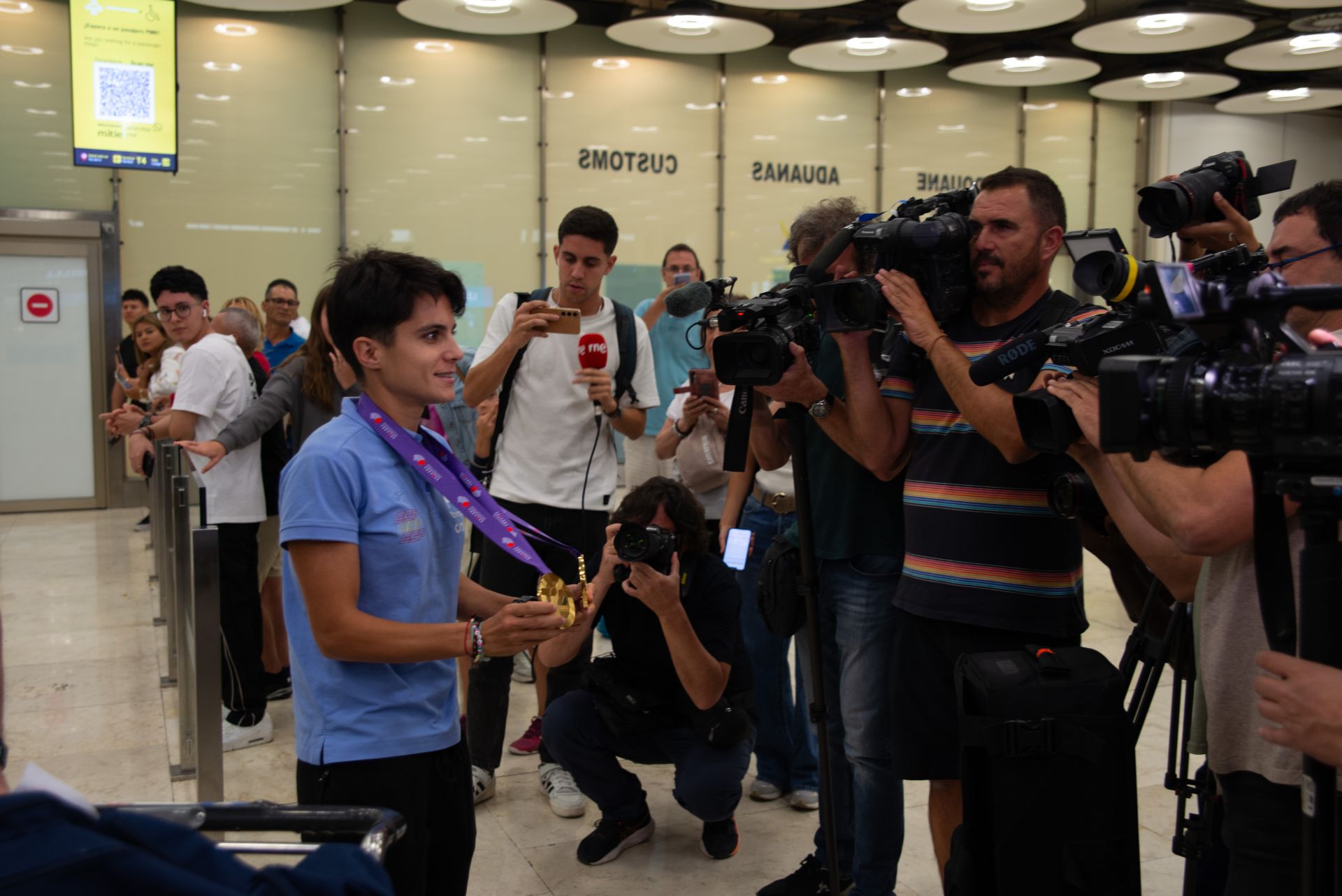 María Perez ha sido recibida por su familia y por muchos periodistas en el aeropuerto de Madrid.