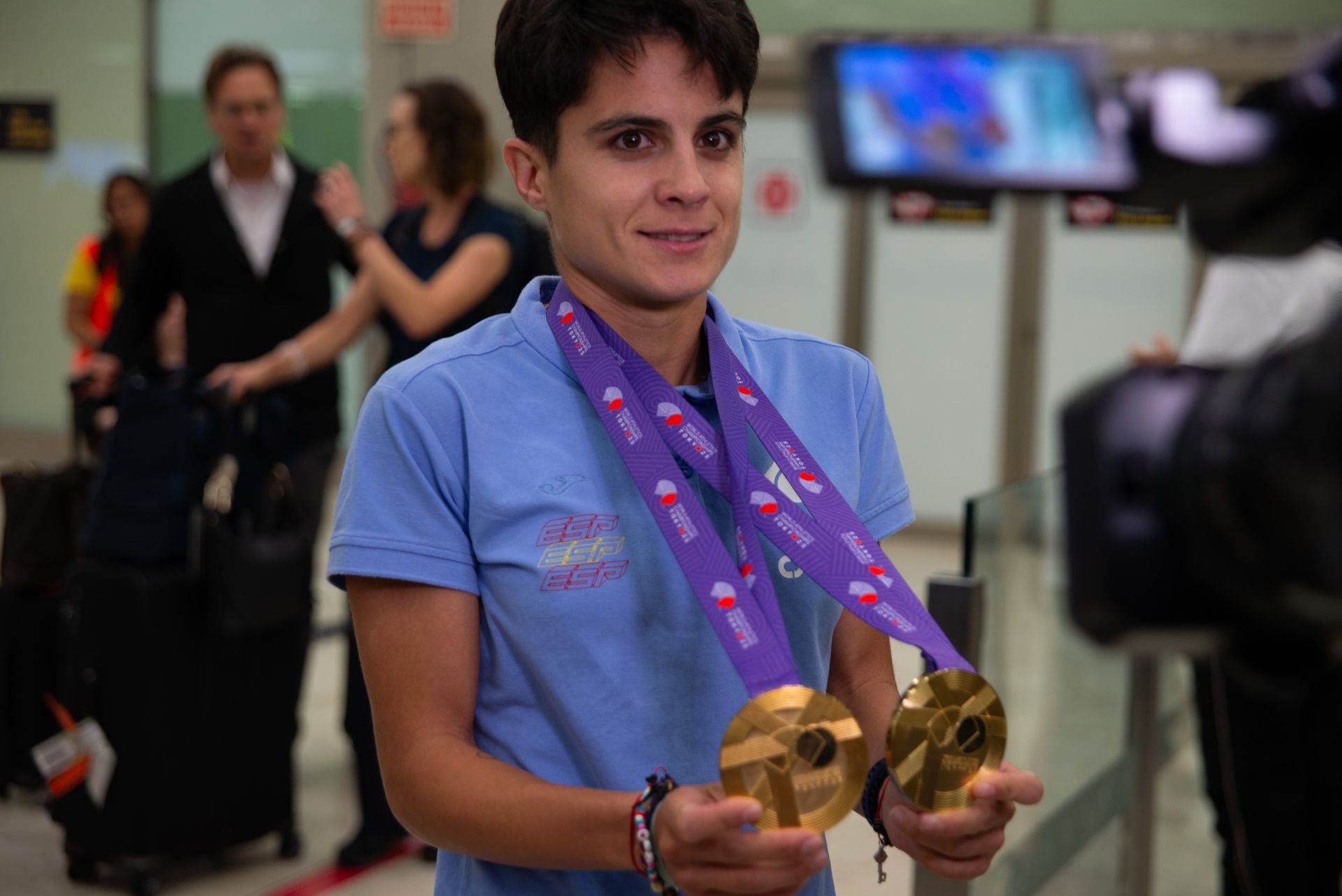Orgullosa con sus medallas, María ha posado sin perder la sonrisa pero algo tímida por la cantidad de cámaras que le esperaban.