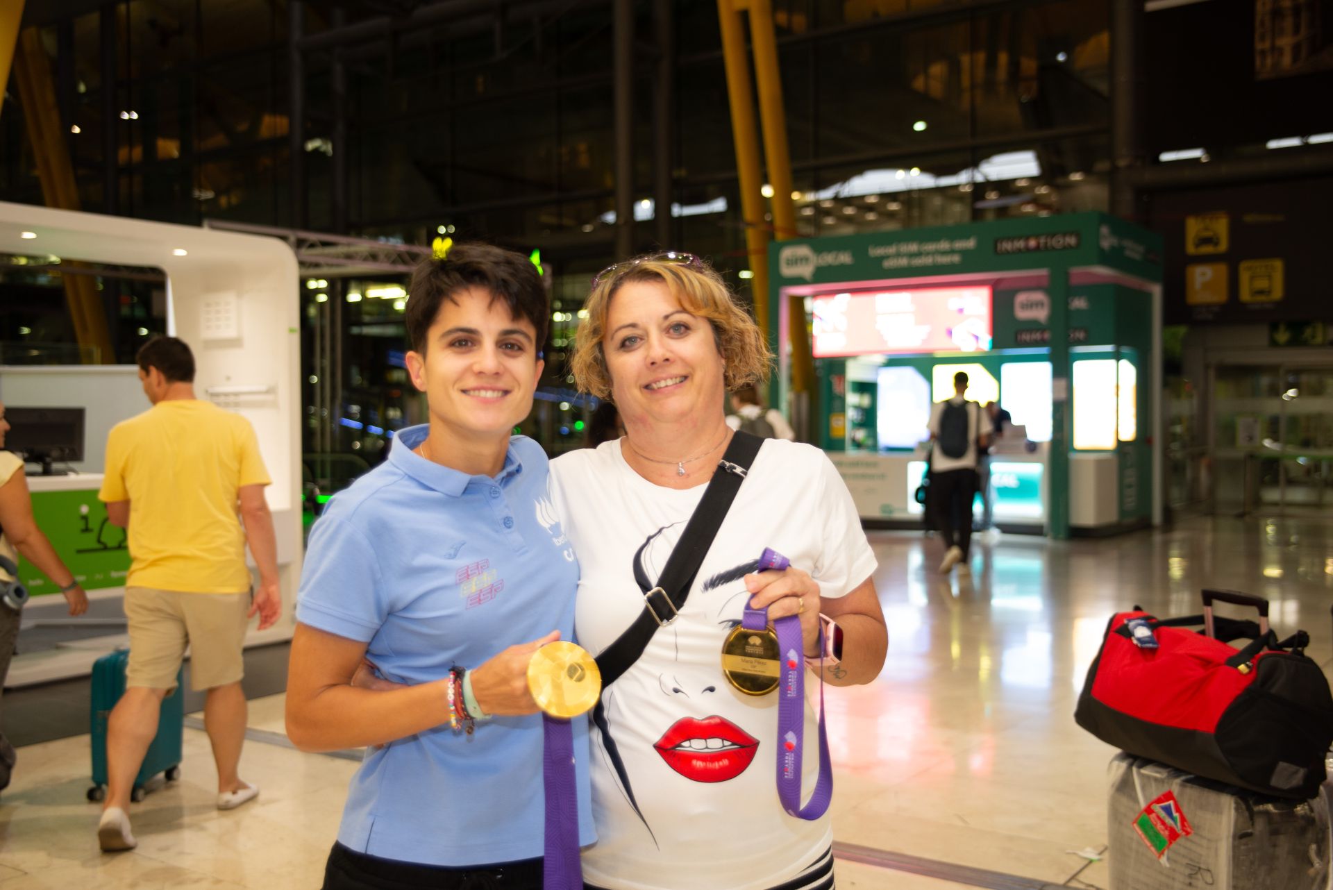 María Pérez no ha dudado en posar junto a su madre Paqui con las dos medallas de oro conquistadas en el Mundial de Tokio.