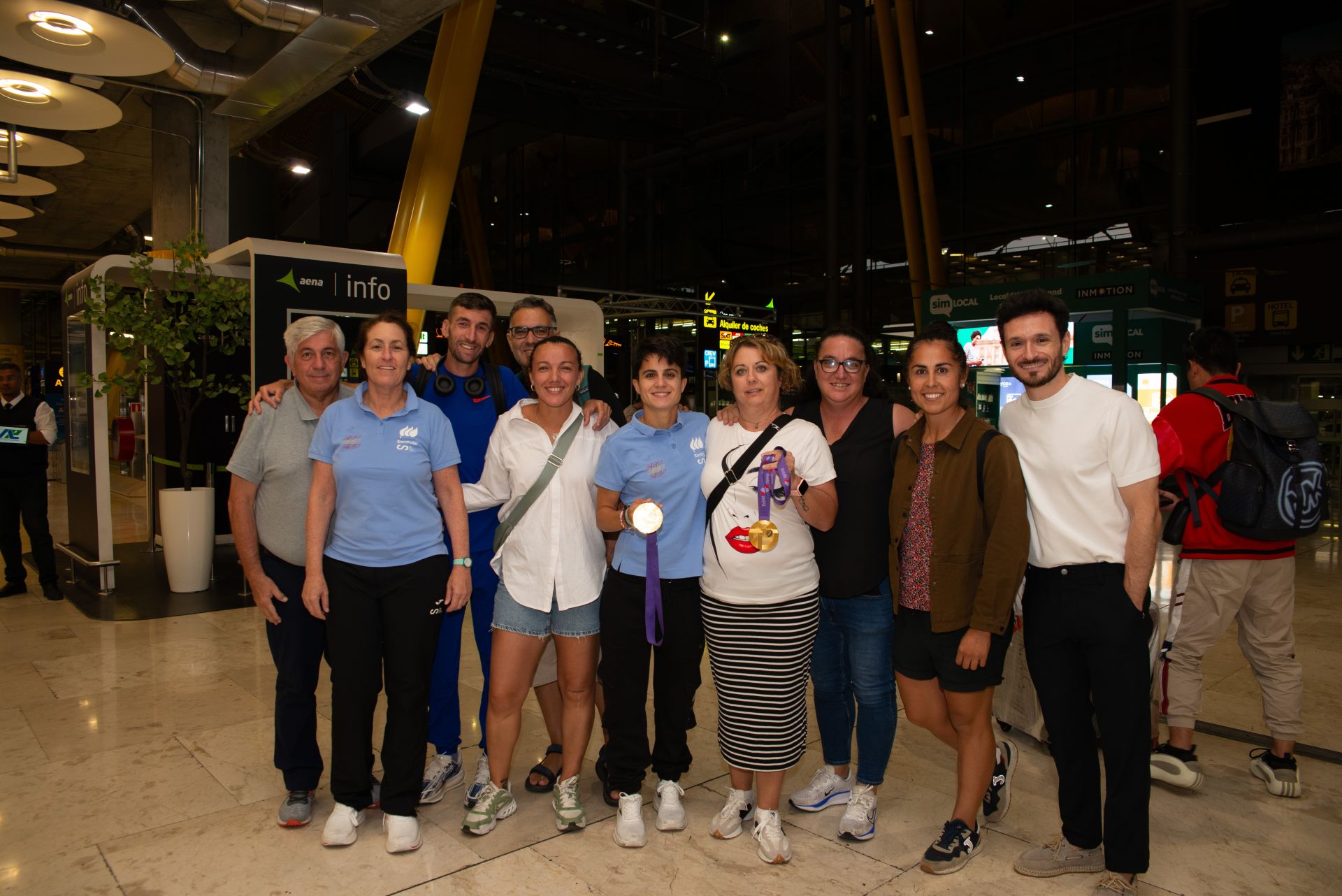Familiares y amigos de María Pérez han querido recibirla en el aeropuerto de Madrid para celebrar sus dos nuevos títulos mundiales.