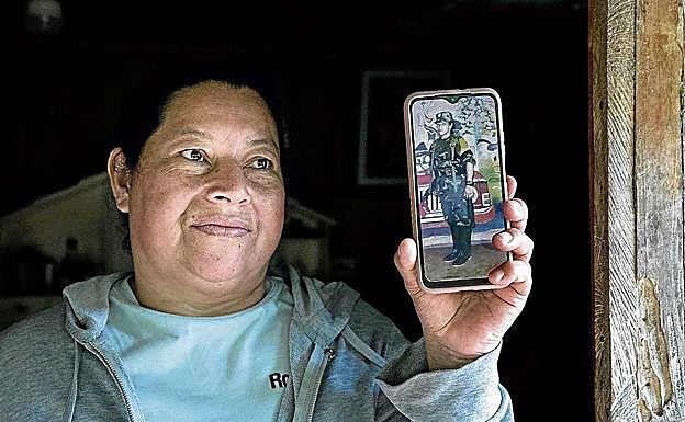 Marlin muestra una foto tomada en 1993, cuando era combatiente de las FARC.