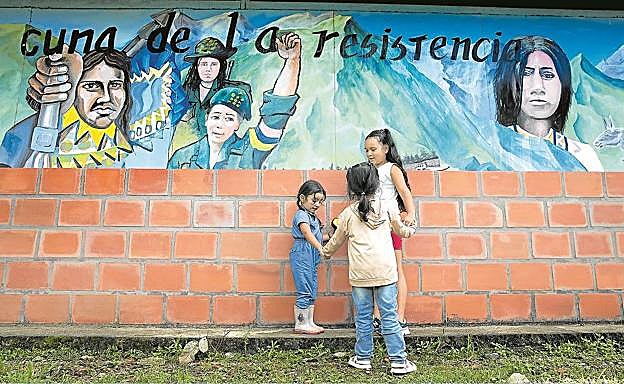 Niñas juegan frente a uno de los murales del centro de reinserción El Oso.