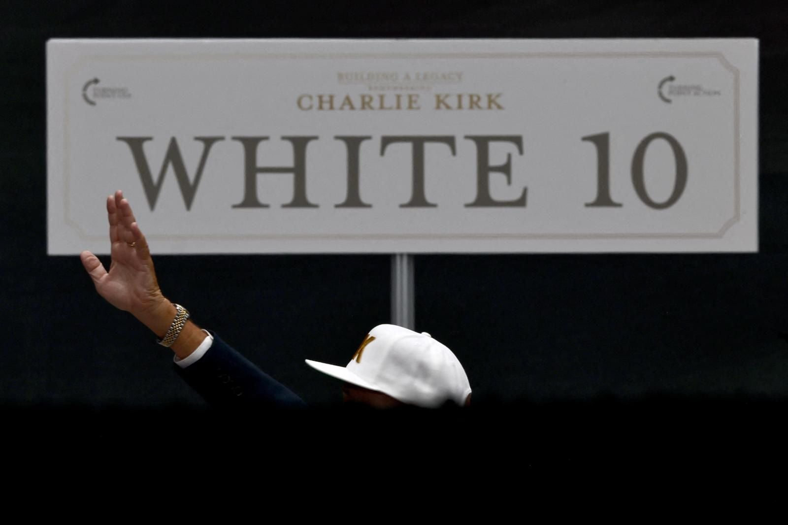 Multitudinario funeral por Charlie Kirk