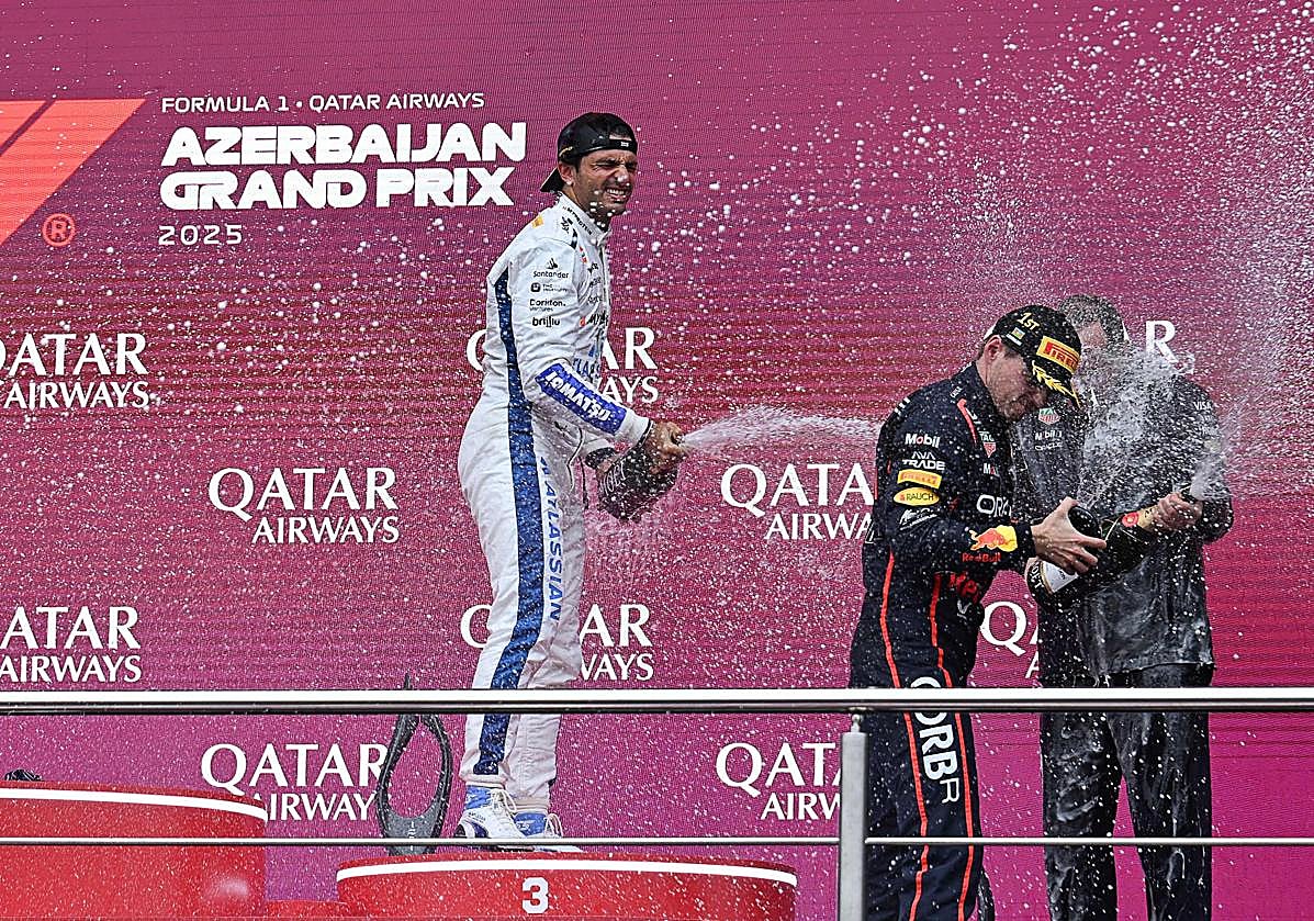 Carlos Sainz, junto a Max Verstappen en el podio del GP de Azerbaiyán.
