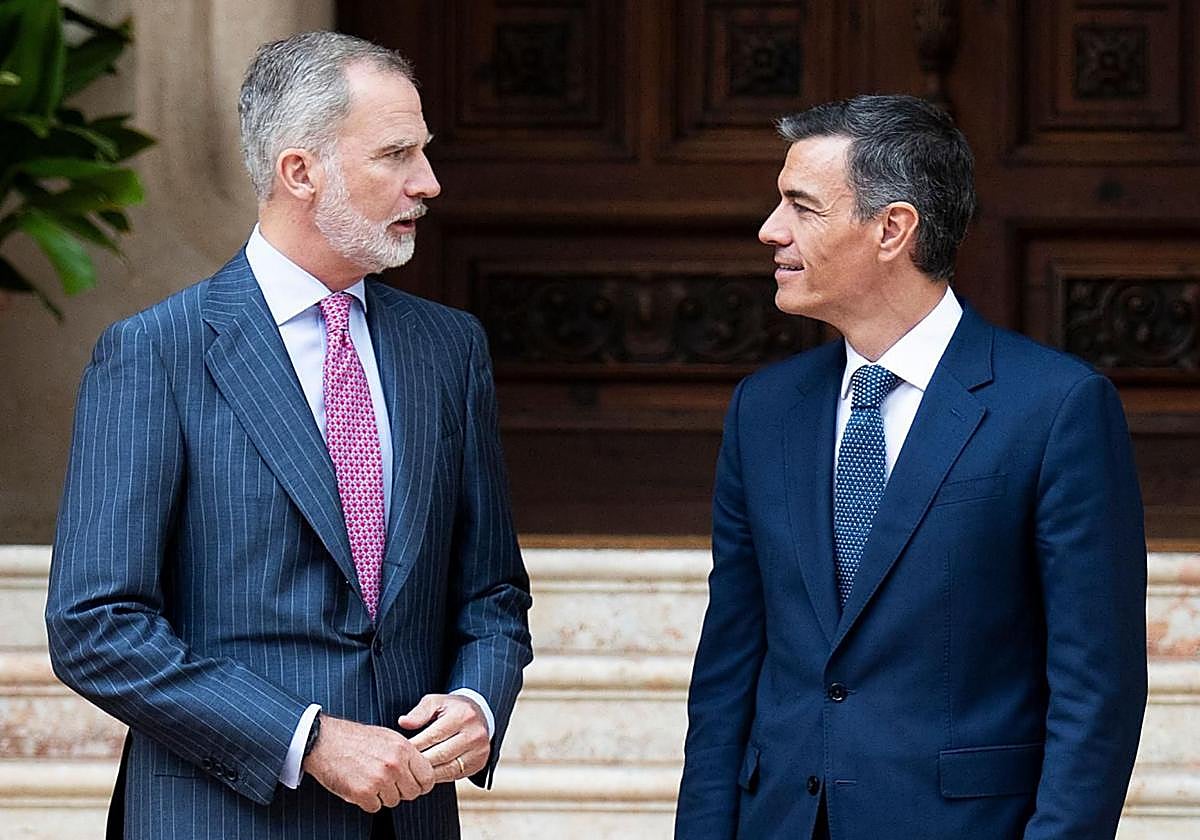 Felipe VI y Pedro Sánchez durante su reunión este verano en el Palacio de Marivent, en Palma de Mallorca.