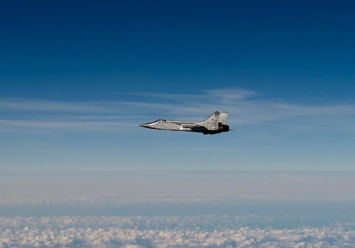 Una imagen difundida por la Fuerza Aérea Sueca muestra un avión de combate ruso MIG-31 sobrevolando el mar Báltico tras violar el espacio aéreo estonio.