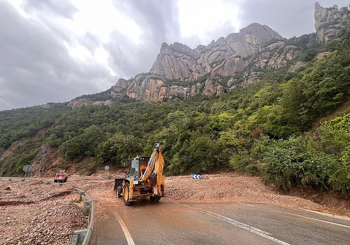 Desprendiemiento de tierra por las lluvias del domingo en Montserrat (Barcelona).