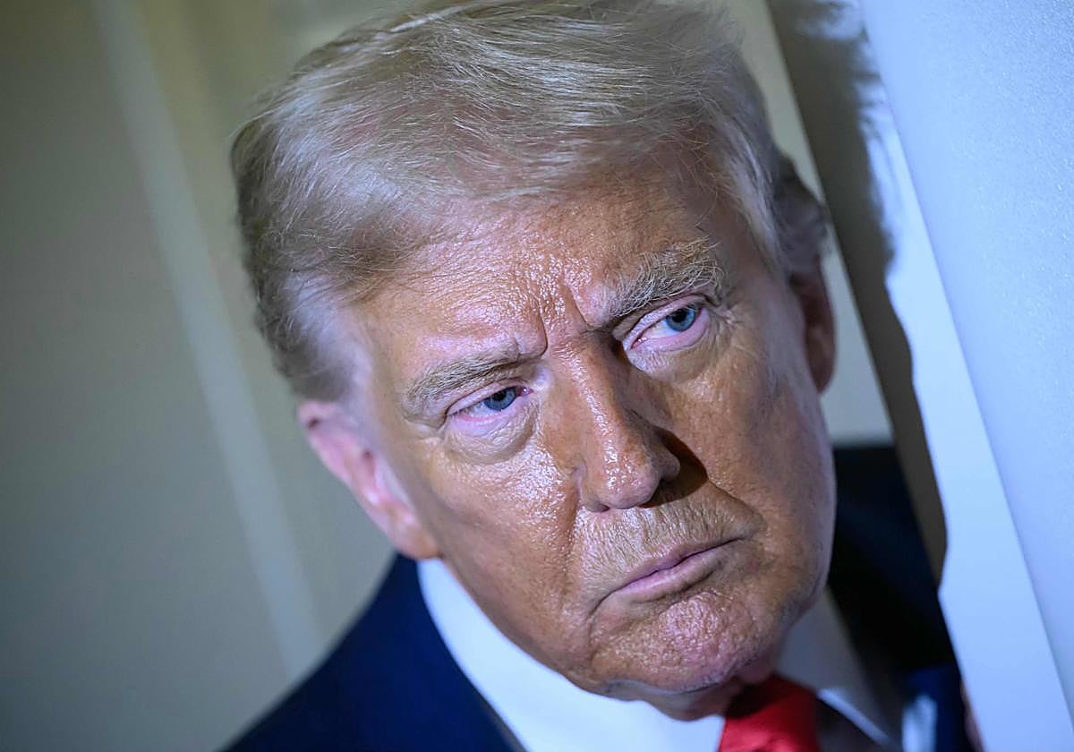 El presidente de Estados Unidos, Donald Trump, habla con periodistas durante un vuelo.