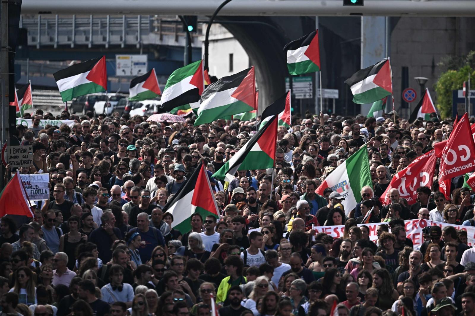 Miles de italianos toman las calles de varias ciudades en solidaridad con Gaza
