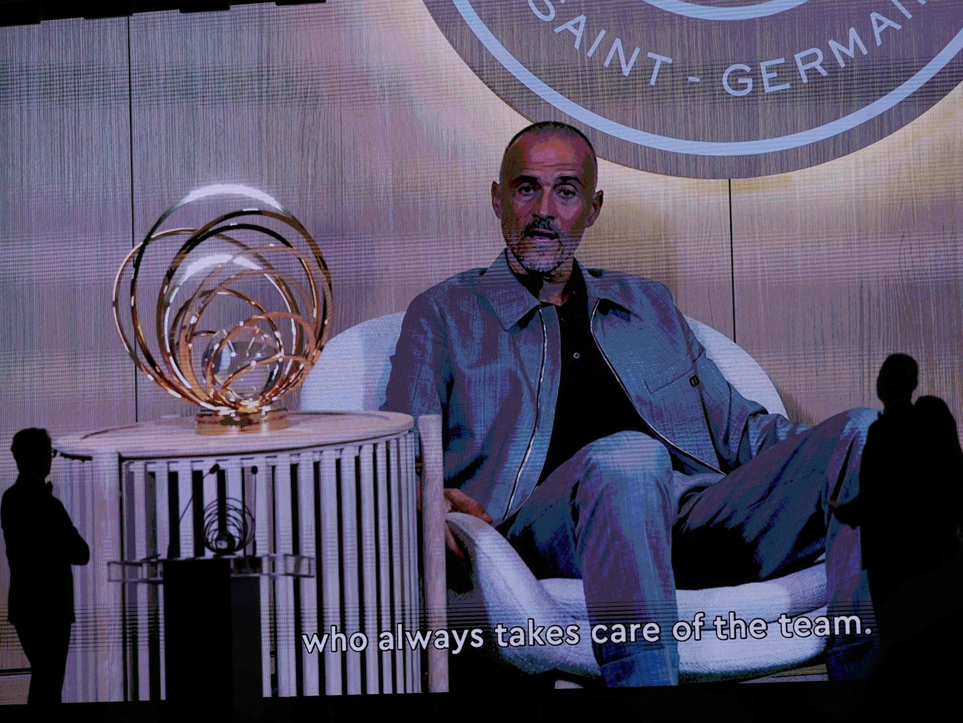 Imagen de las pantallas del 'Theatre du Chatelet' donde aparece Luis Enrique agradeciendo el premio a mejor entrenador.